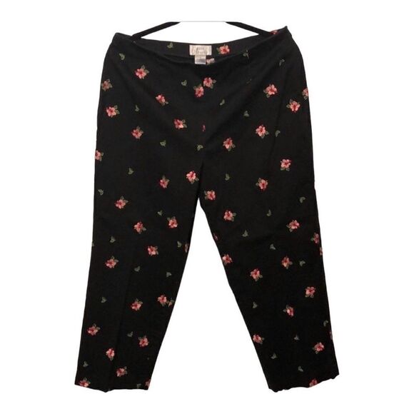 Betu Sport capri’s embroidered hibiscus design - Picture 1 of 11